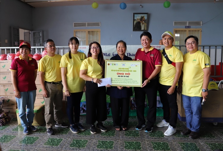 Mang yêu thương đến với trẻ mồ côi, học sinh nghèo Lâm Đồng