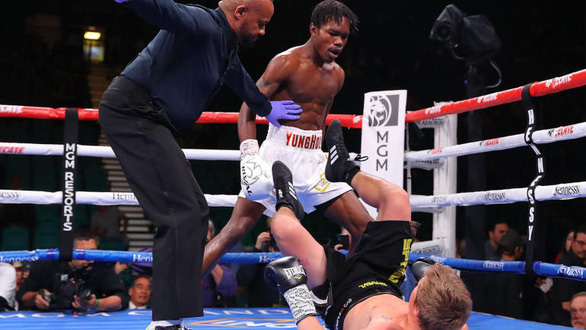 Con trai Holyfield hạ đối thủ chỉ sau… 16 giây trong ngày ra mắt