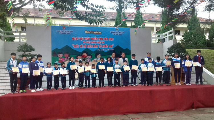 25 học sinh người đồng bào dân tộc thiểu số được trao học bổng Vừ A Dính