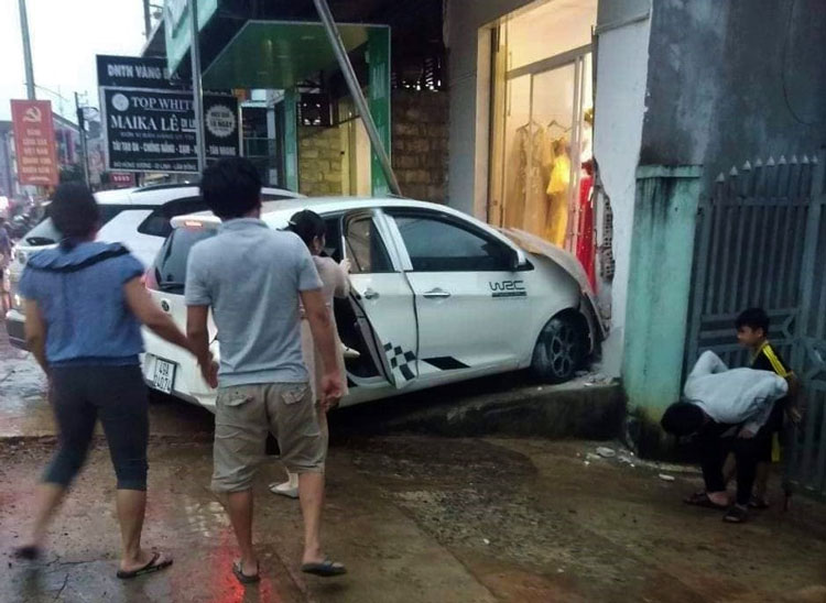 Di Linh: Điều ra làm rõ vụ tai nạn ô tô lao lên vỉa hè tông chết người đi bộ