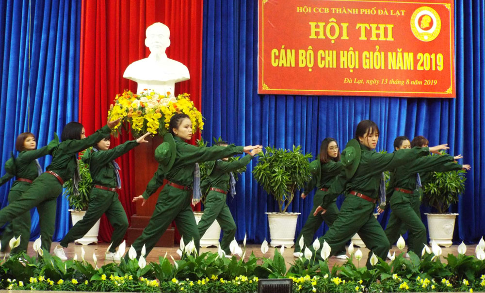 Tiết mục văn nghệ tái hiện không khí hào hùng của người lính trong các cuộc chiến tranh vệ quốc. Ảnh: Q.Uyển