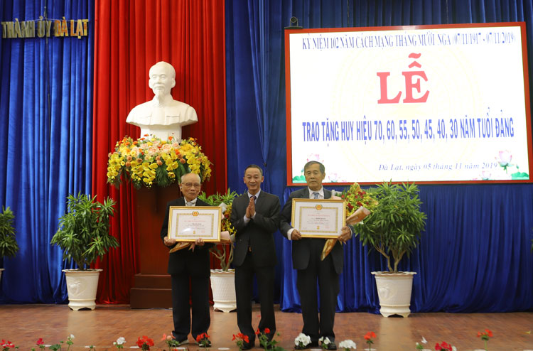 Thành ủy Đà Lạt: Trao Huy hiệu Đảng cho 49 đảng viên