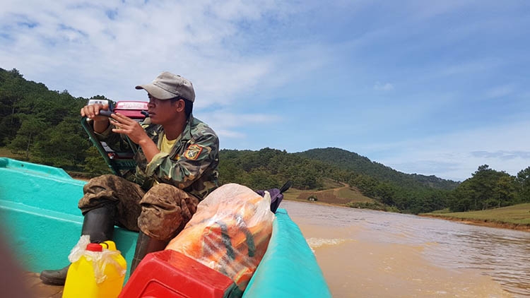 Trong khi dưới lòng hồ Suối Vàng chỉ cách vị trí đất bị cày xới khoảng 500 m, 4 chiếc thuyền, trong đó có môt chiếc xuồng cao tốc được chế tạo bằng tổ hợp vật liệu composite đưa đón du khách tham quan nhộn nhịp đi lại trên lòng hồ