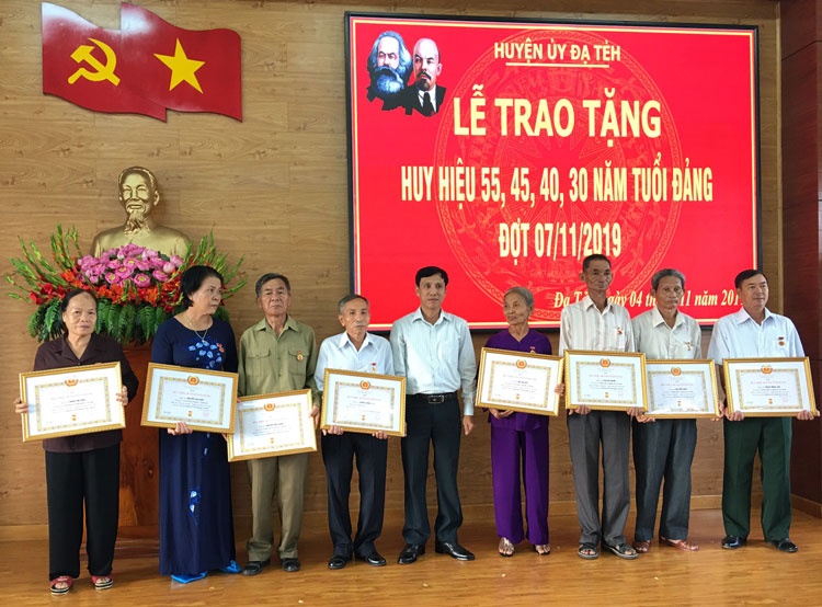 Đạ Tẻh: Trao Huy hiệu Đảng cho 9 đảng viên đợt 7/11