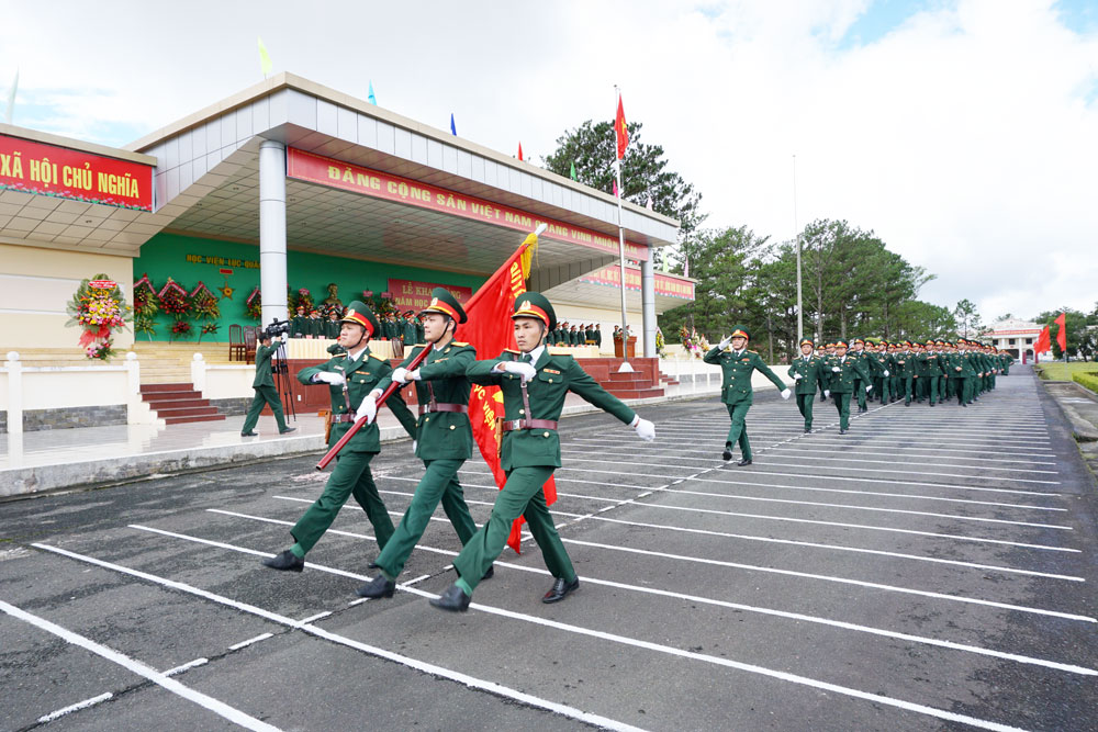 Duyệt đội hình trong Lễ khai giảng năm học 2019-2020. Ảnh: L.H.Túc