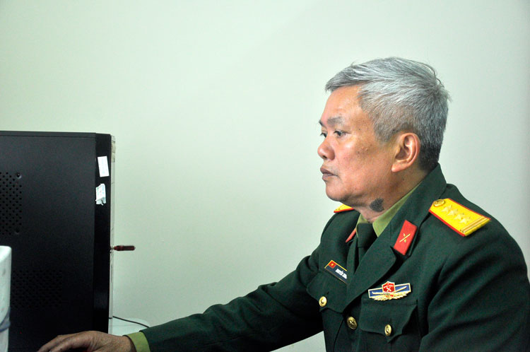 Mảnh đạn trên lưng và sự tận tâm với nghề