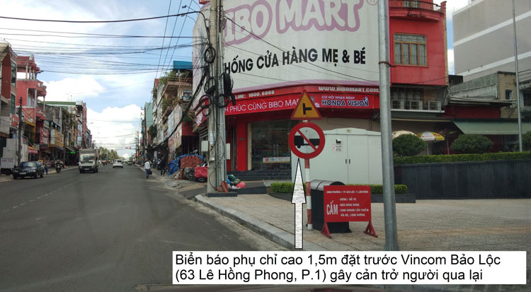Nhiều biển báo giao thông đường bộ trên vỉa hè TP Bảo Lộc chỉ cao ngang đầu người