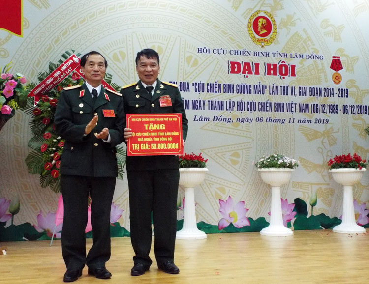 Hội CCB Tp.Hà Nội trao tặng 1 nhà “Nghĩa tình đồng đội” tổng trị giá 50 triệu đồng cho CCB nghèo của tỉnh