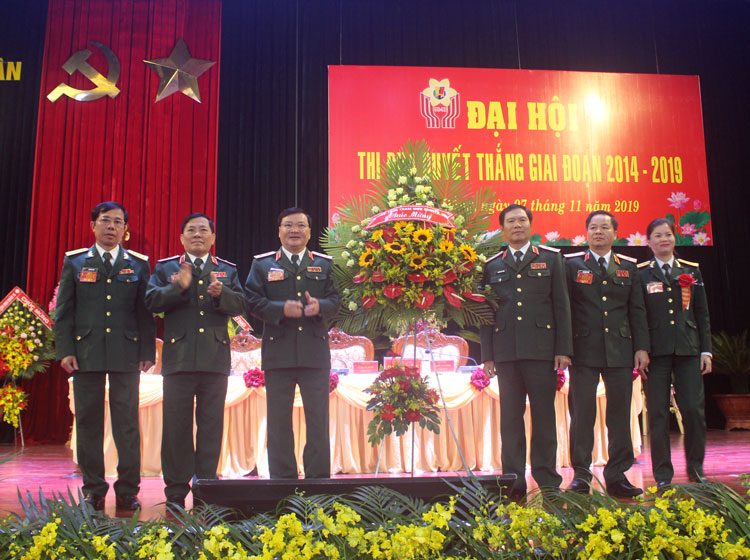 Trung tướng Nguyễn Tân Cương - Ủy viên Trung ương Đảng, Ủy viên Quân ủy Trung ương, Phó Tổng Tham mưu trưởng Quân đội Nhân dân Việt Nam tặng hoa chúc mừng Đại hội