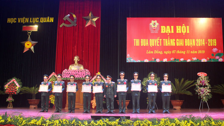 Các tập thể, cá nhân được khen thưởng vì có thành tích xuất sắc trong thi đua giai đoạn 2014 - 2019