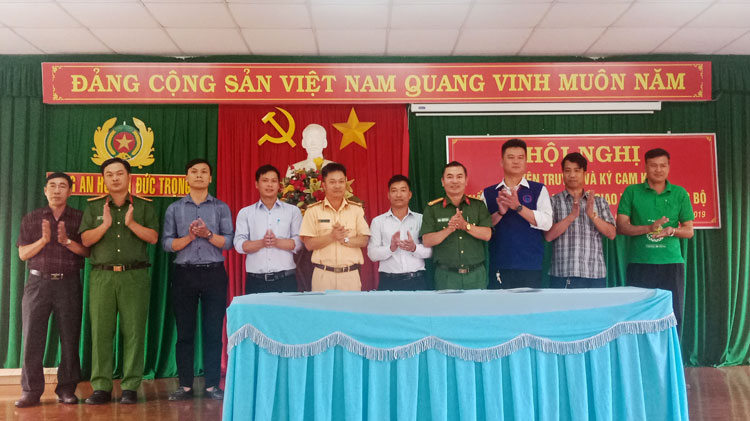 Đức Trọng: Ký cam kết chấp hành pháp luật về giao thông đường bộ