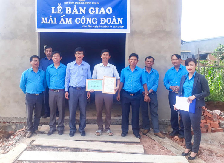 Lâm Hà: Trao nhà mái ấm công đoàn cho giáo viên có hoàn cảnh khó khăn