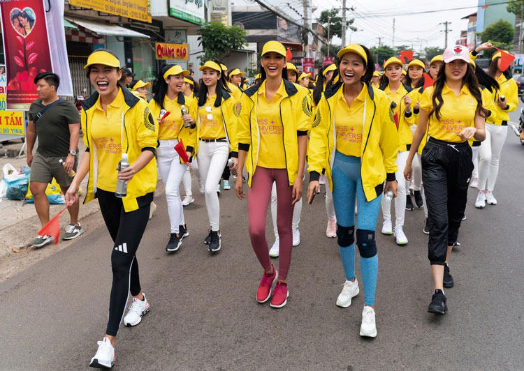 Hoa hậu Hoàn vũ Việt Nam đi bộ gây quỹ từ thiện