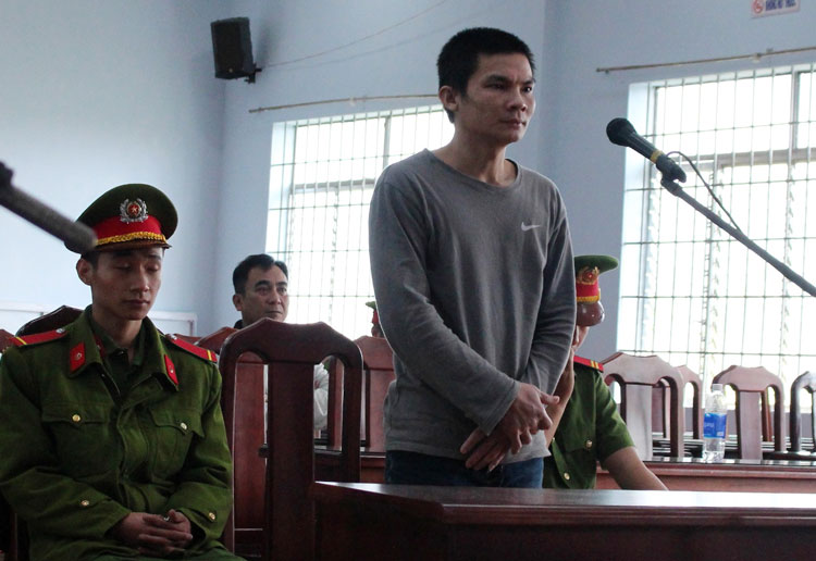Chồng dùng dao đâm liên tiếp vào người vợ, lãnh án 18 năm tù