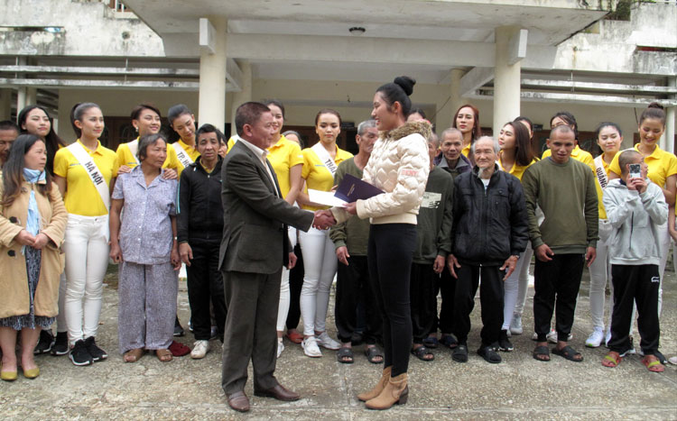 Đại diện Ban Tổ chức, cô Ngô Trúc Linh – Top 5 Hoa hậu Hoàn vũ Việt Nam năm 2015 trao quà Tết cho Trung tâm Bảo trợ Xã hội Lâm Đồng