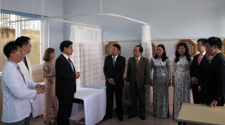 Lãnh đạo TP Đà Lạt và ngành y tế tham quan Phòng khám hợp tác YHCT Đà Lạt - Hàn Quốc
