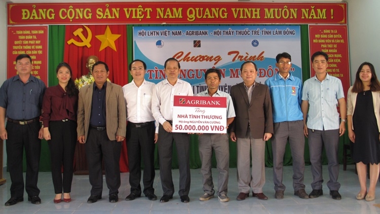 Chương trình trao tặng nhà tình thương cho một hộ gia đình khó khăn ở xã Phúc Thọ (Lâm Hà)