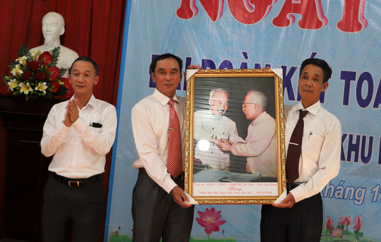 Ảnh: Phó Bí thư Tỉnh ủy Lâm Đồng Trần Văn Hiệp trao tặng cán bộ, nhân dân Thôn 2 (xã Hà Lâm, huyện Đạ Huoai) bức ảnh “Bác Hồ và Bác Tôn”. Ảnh: Khánh Phúc