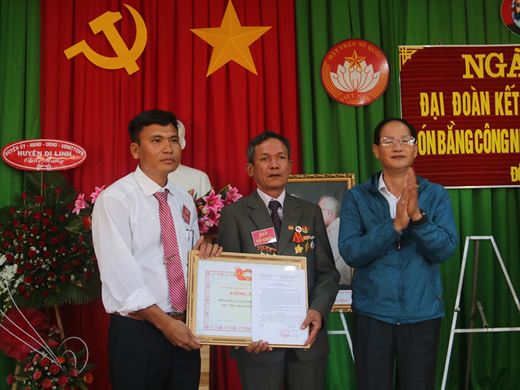 Đồng chí Nguyễn Trọng Ánh Đông - Ủy viên Ban Thường vụ Tỉnh ủy, Chủ tịch UBMTTQ Việt Nam tỉnh Lâm Đồng đã trao Bằng công nhận “Khu dân cư kiểu mẫu” cho cán bộ và Nhân dân Thôn Đồng Lạc 4. Ảnh: Ndong Brừm