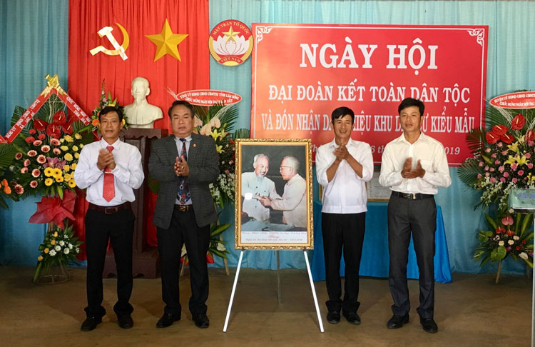 Đồng chí Dương Công Hiệp - Chủ nhiệm UBKT Tỉnh ủy Lâm Đồng, tham dự Ngày hội Đại đoàn kết toàn dân tộc với cán bộ và Nhân dân Thôn 5 (xã Lộc An, huyện Bảo Lâm). Ảnh: Quốc Tuấn