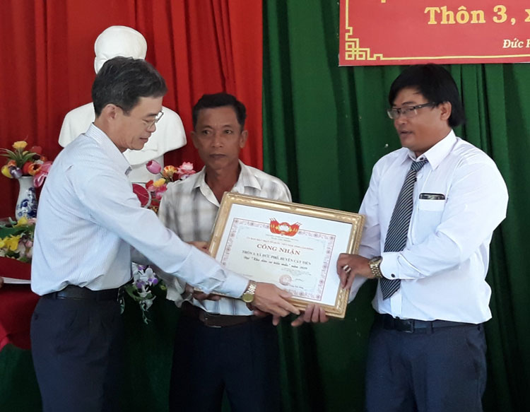 Trưởng Ban Tổ chức Tỉnh ủy Lâm Đồng Trần Duy Hùng trao bằng công nhận đạt “Khu dân cư kiểu mẫu” năm 2019 cho Thôn 3 (xã Đức Phổ, huyện Cát Tiên). Ảnh: Ngân Hậu
