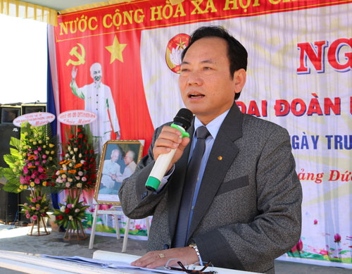 Phó Chủ tịch UBND tỉnh Lâm Đồng Nguyễn Văn Yên phát biểu chúc mừng tại Ngày hội Đại đoàn kết toàn dân tộc ở Tổ dân phố Quảng Đức (Thị trấn Đinh Văn, huyện Lâm Hà). Ảnh: Thân Thu Hiền