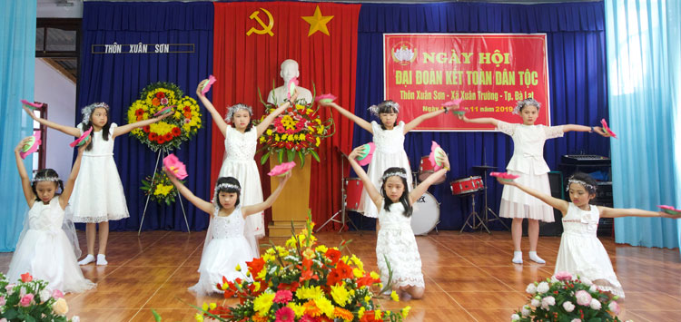 Văn nghệ chào mừng Ngày hội Đại đoàn kết toàn dân tộc tại Thôn Xuân Sơn (xã Xuân Trường, TP Đà Lạt). Ảnh: Nguyễn Nghĩa
