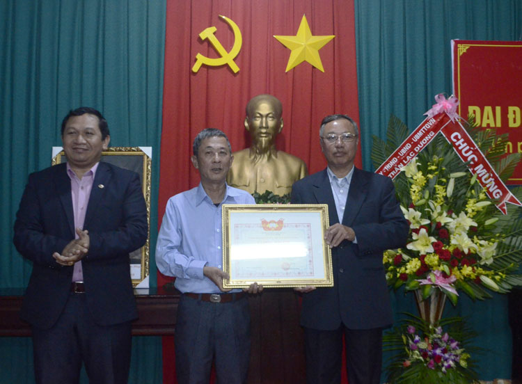 Đồng chí K’Mák – Ủy viên Ban Thường vụ Tỉnh ủy, Phó Chủ tịch HĐND tỉnh trao quyết định công nhận Tổ dân phố Đồng Tâm đạt Khu dân cư kiểu mẫu năm 2019. Ảnh: Tuấn Hương