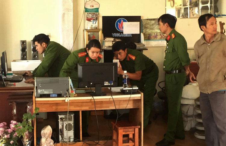 Bắt 2 phụ nữ mua bán hóa đơn trái phép