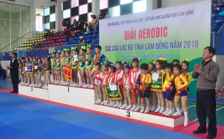 Trao giải cho các đội dẫn đầu nhóm mầm non, mẫu giáo