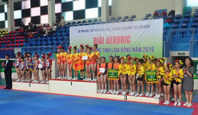 Trao giải cho các đội dẫn đầu nhóm tiểu học