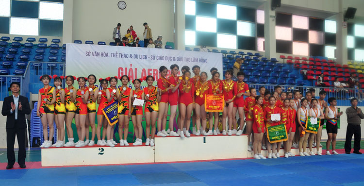 Trao giải cho các đội dẫn đầu nhóm THPT