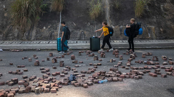Sinh viên nước ngoài kéo vali rời Trường ĐH Trung văn Hong Kong ngày 15-11