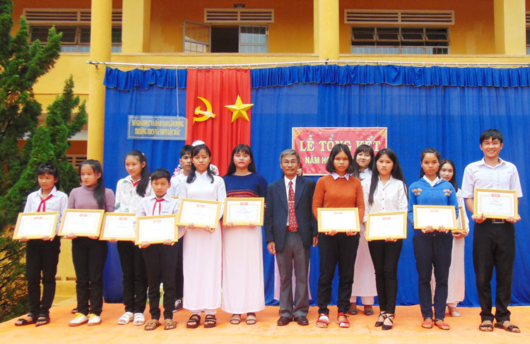 Thầy hiệu trưởng tận tâm với nghề