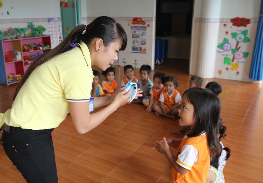 Cô giáo Nguyễn Thị Kim Yến dạy bài hát tiếng Việt cho trẻ đồng bào DTTS tại Trường Mầm non Đồng Nai Thượng (huyện Cát Tiên)