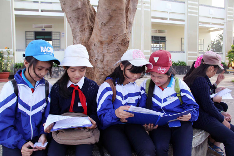 Trước giờ vào lớp của các em học sinh Trường THCS Ka Đô (huyện Đơn Dương). Ảnh: Mai Văn Bảo