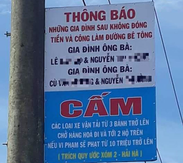 Bảng thông báo sai quy định bêu tên những người chưa đóng tiền làm đường được treo ở cột điện đầu Xóm 2, thôn Hải Hà (xã Hoài Đức, huyện Lâm Hà, tỉnh Lâm Đồng). Ảnh: C.Thành