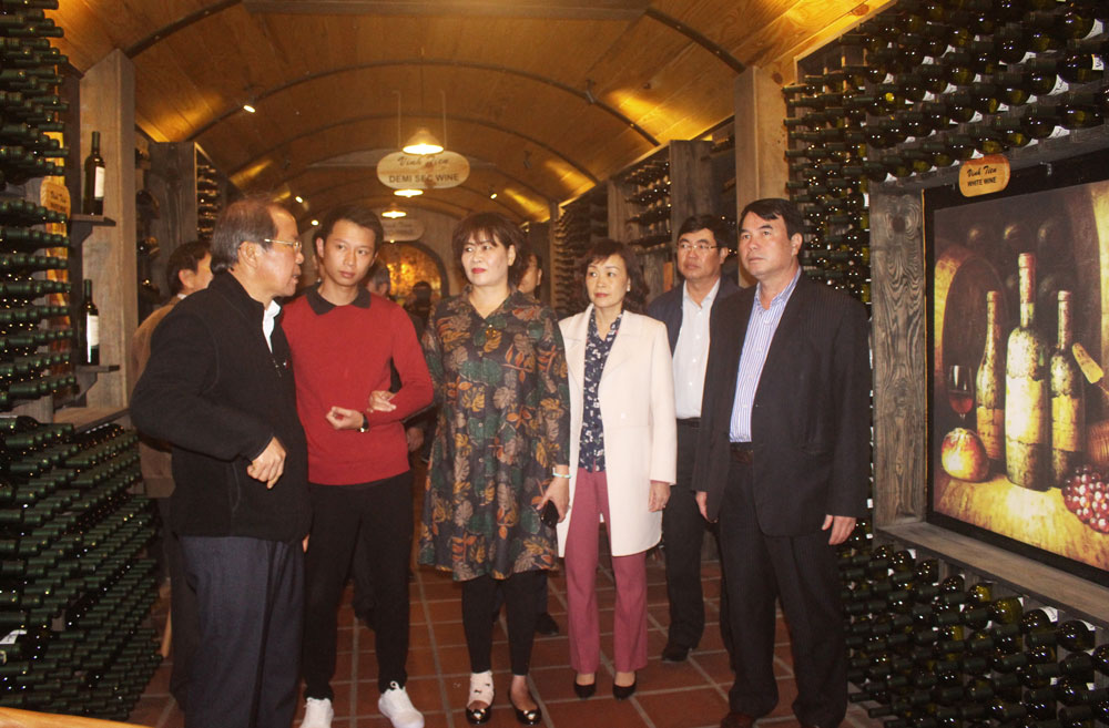 Tham quan quy trình sản xuất và mở rộng quy mô du lịch tại Công ty TNHH Vĩnh Tiến