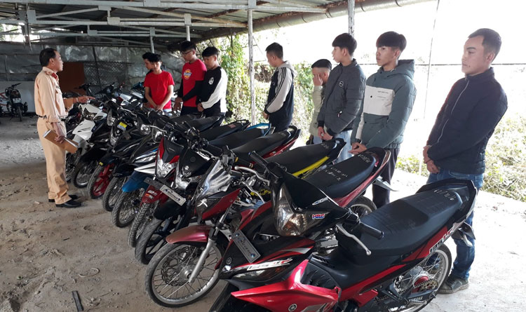 Triệu tập nhiều học sinh có hành vi lạng lách, đánh võng