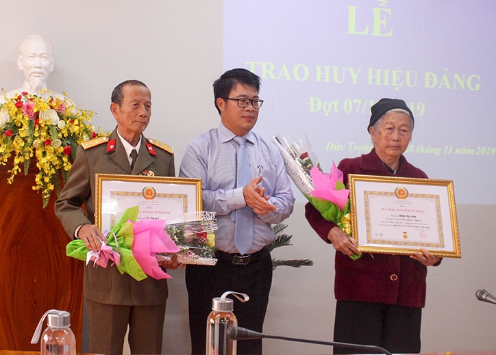Trao huy hiệu Đảng cho các đảng viên lão thành
