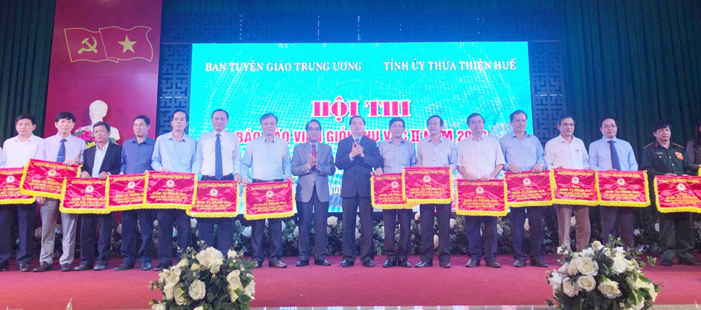 Ban tổ chức Hội thi trao cờ lưu niệm cho các đoàn tham gia dự thi