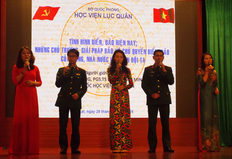Các chiến sĩ Học viện Lục quân hát về biển đảo quê hương tại buổi sinh hoạt chính trị