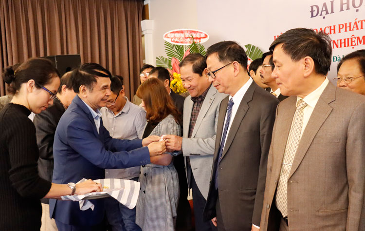 Trao thẻ và huy hiệu cho 49 hội viên sáng lập Hội