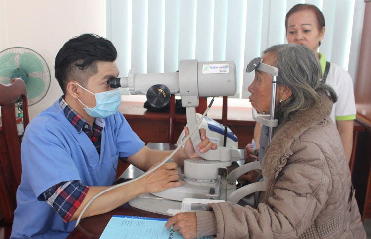 Gần 200 người được phẫu thuật mắt miễn phí