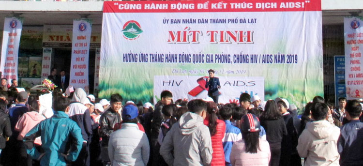 Đông đảo người dân TP Đà Lạt tham gia mít tinh hưởng ứng Tháng hành động Quốc gia phòng chống HIV/AIDS
