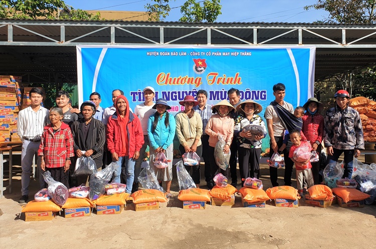 Trao tặng hơn 110 phần quà cho người nghèo Bảo Lâm