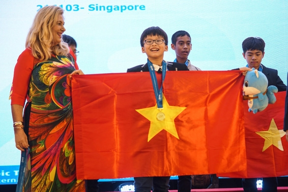 Niềm vui rạng rỡ của em học sinh đạt được mục tiêu mình đặt ra