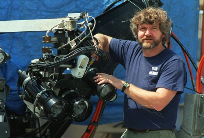 Thợ ảnh Milt Butterworth cùng hệ thống camera tự động trên tàu Aarctic Discoverer trong sứ mạng tìm kiếm tàu đắm Central America