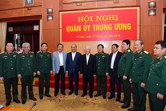 Tổng Bí thư, Chủ tịch nước Nguyễn Phú Trọng, Bí thư Quân ủy Trung ương và Thủ tướng Nguyễn Xuân Phúc với các đại biểu dự Hội nghị