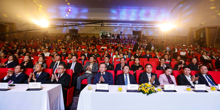 Quang cảnh Lễ bế mạc diễn ra tối 2/12 tại Trung tâm hành chính tỉnh Lâm Đồng